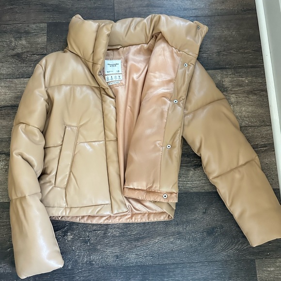 Abercrombie & Fitch Jackets & Blazers - Abercrombie & Fitch Vegan Leather Mini Puffer xS